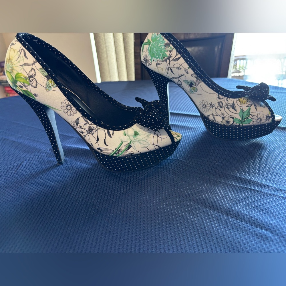 Show Story Floral Pattern Polka Dot Heels - Picture 4 of 8